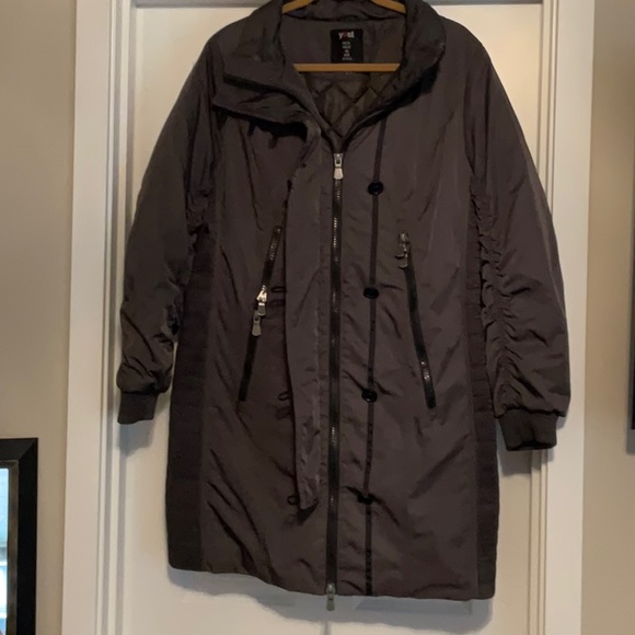 Yest Brown Puffer Coat. New condition,       Size 10. - Picture 5 of 6